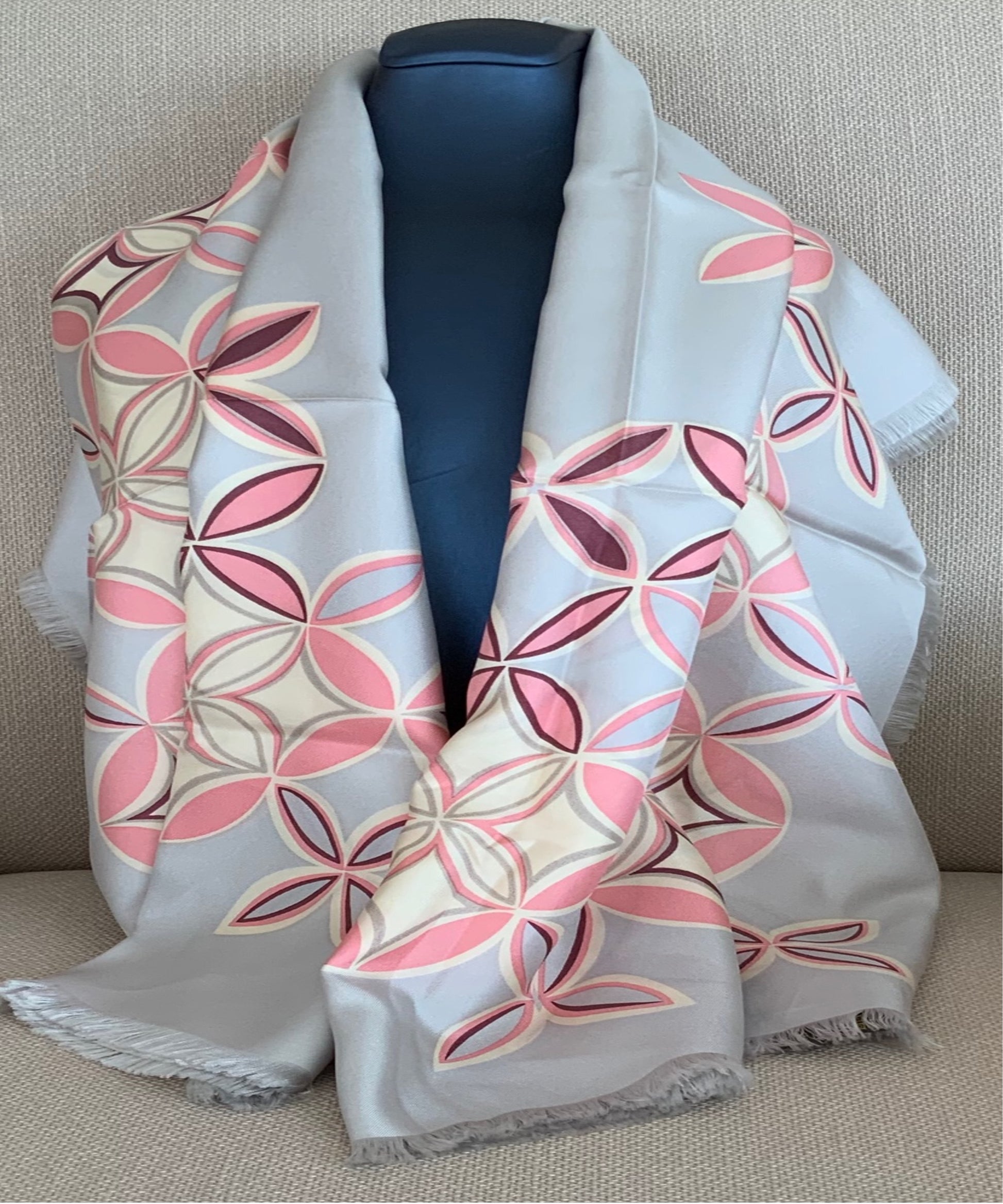 Woman Pre-Loved Pre-owned Long Scarf Vintage Louis Vuitton 100% SILK Grey  with Geometric Pattern in Pink Colors